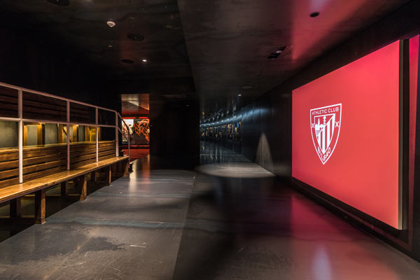 Siéntate en una antigua grada de San Mamés y disfruta del audiovisual con la centenaria historia del Club.